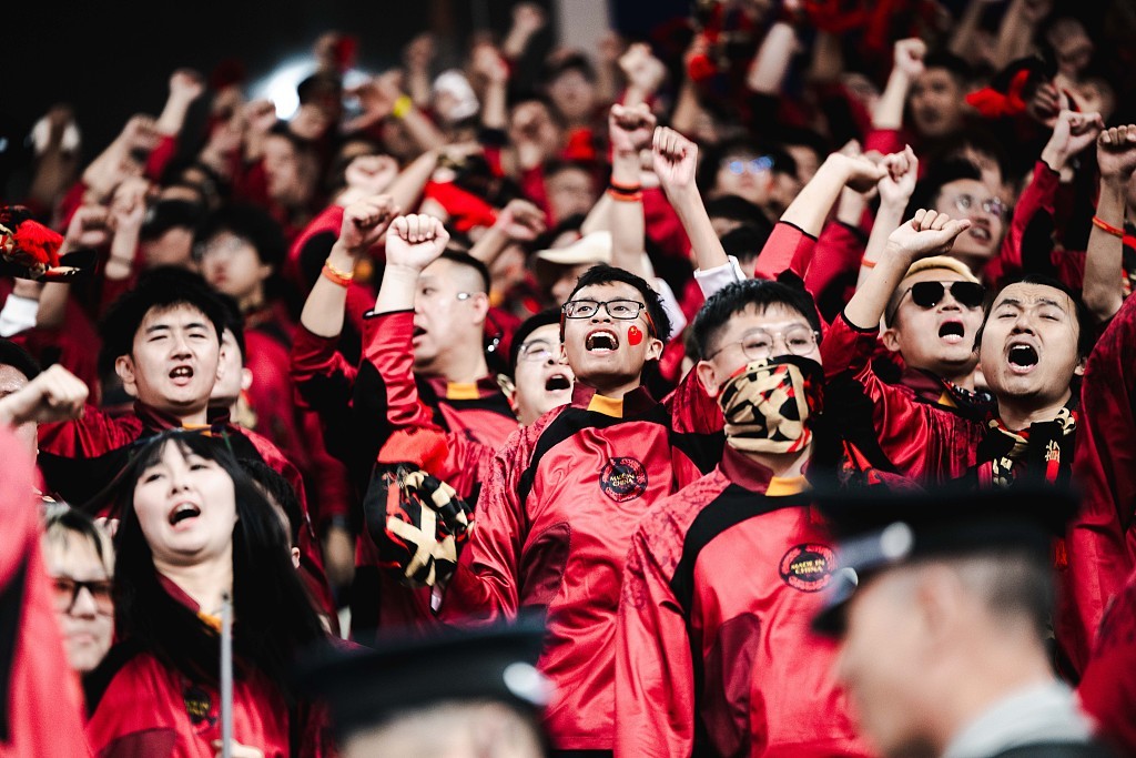 比赛现场气氛热烈，球迷热血沸腾