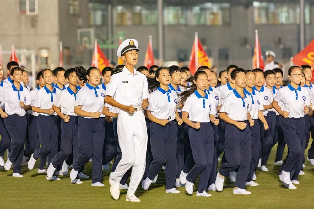 关于足坛豪杰策马踏沙场，英姿飒爽再战功名的信息
