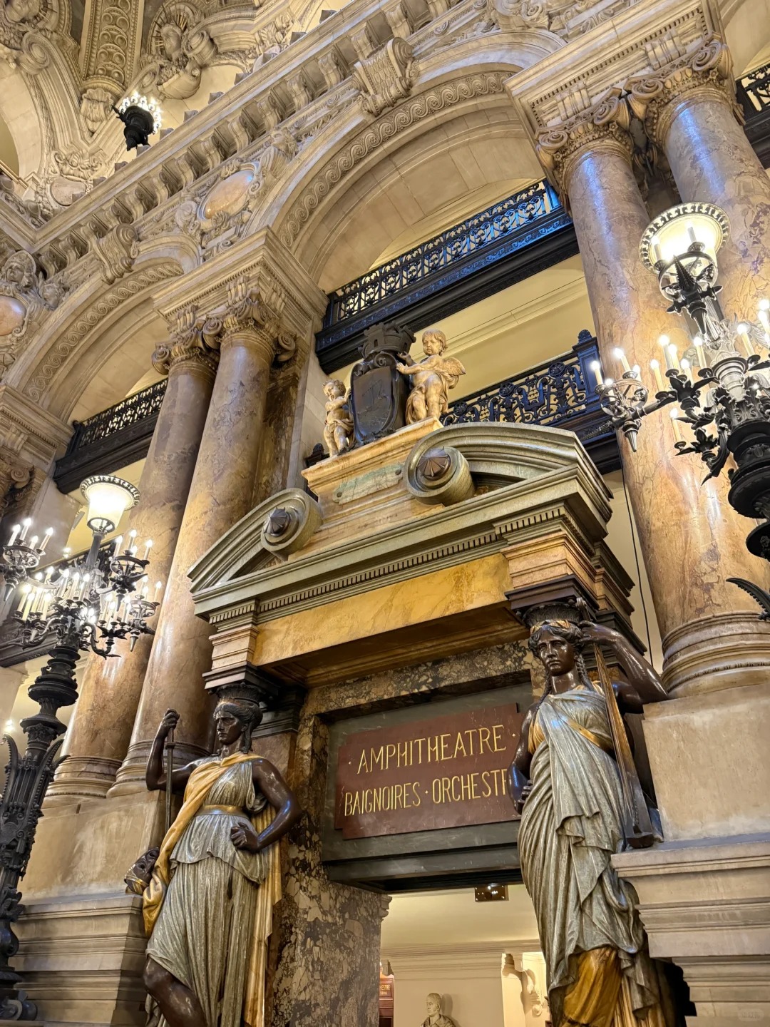 巴黎首冷往则乐计，红精灵可系侨未辆的简单介绍