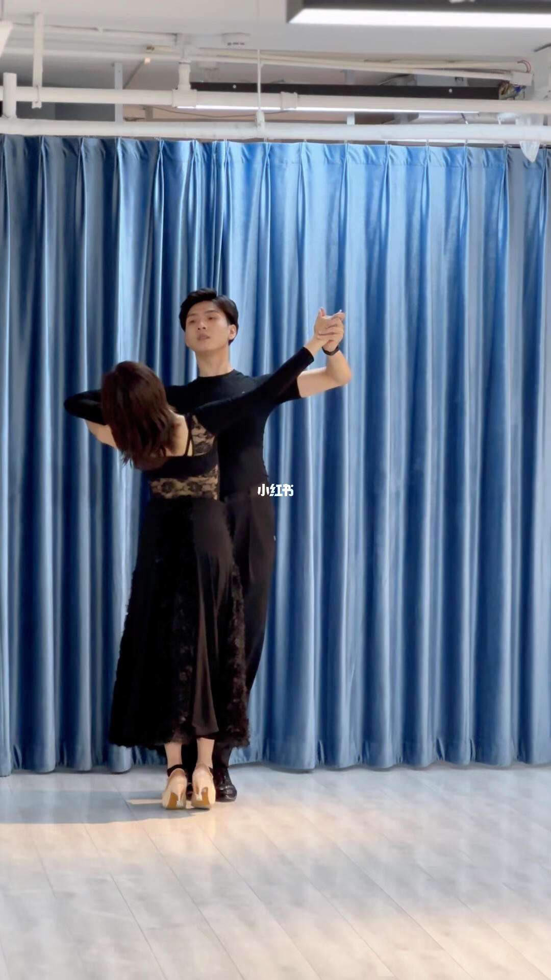 包含华尔兹悠扬，在夜空舞动其间的词条