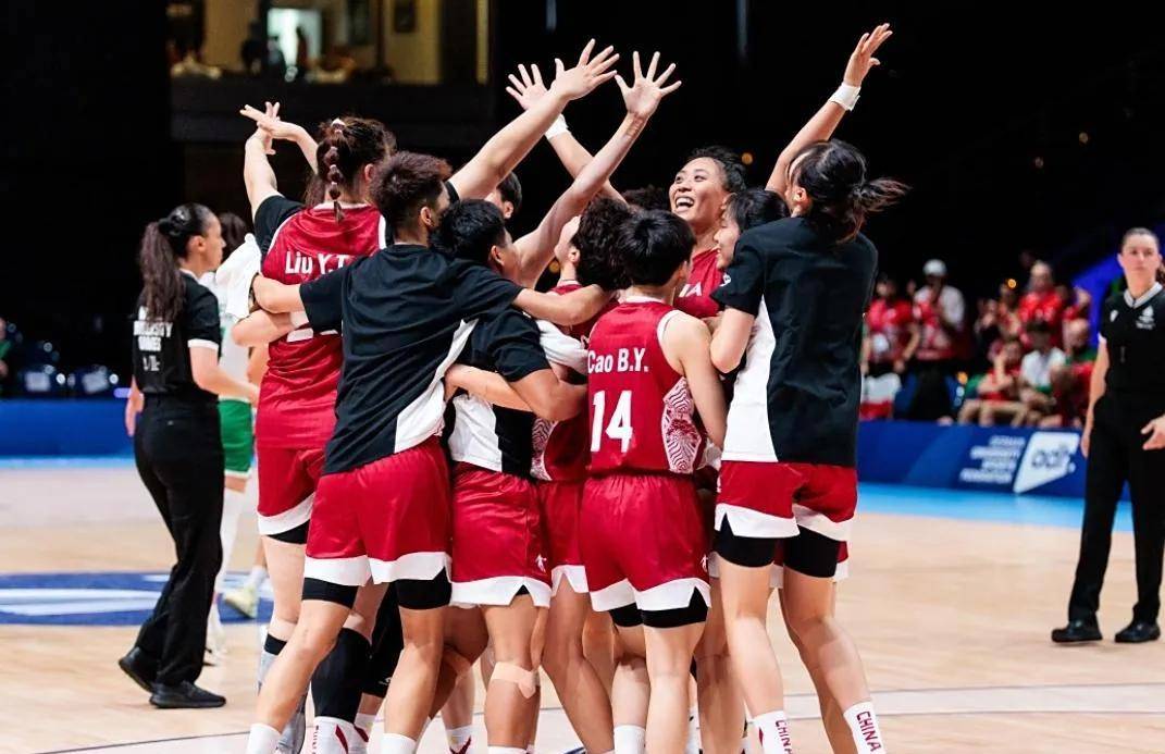 女子篮球选手助球队逆转，引爆赛场