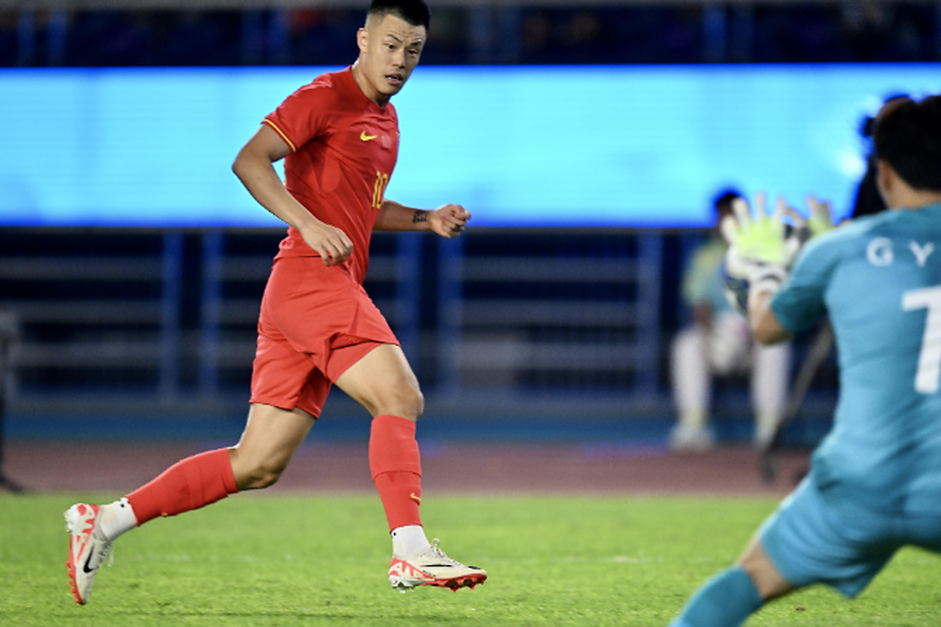 亚洲杯传奇谢幕，球迷泪洒赛场