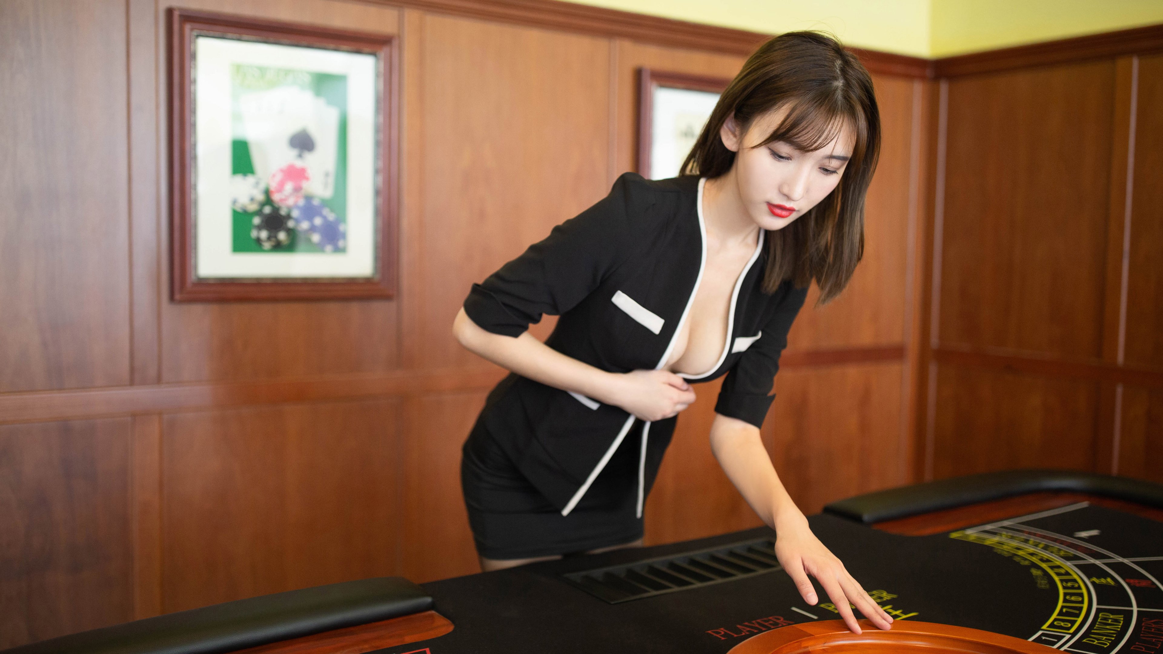 西决生死夜,霍勒迪以无声的鼓点,奏响全队命运交响曲